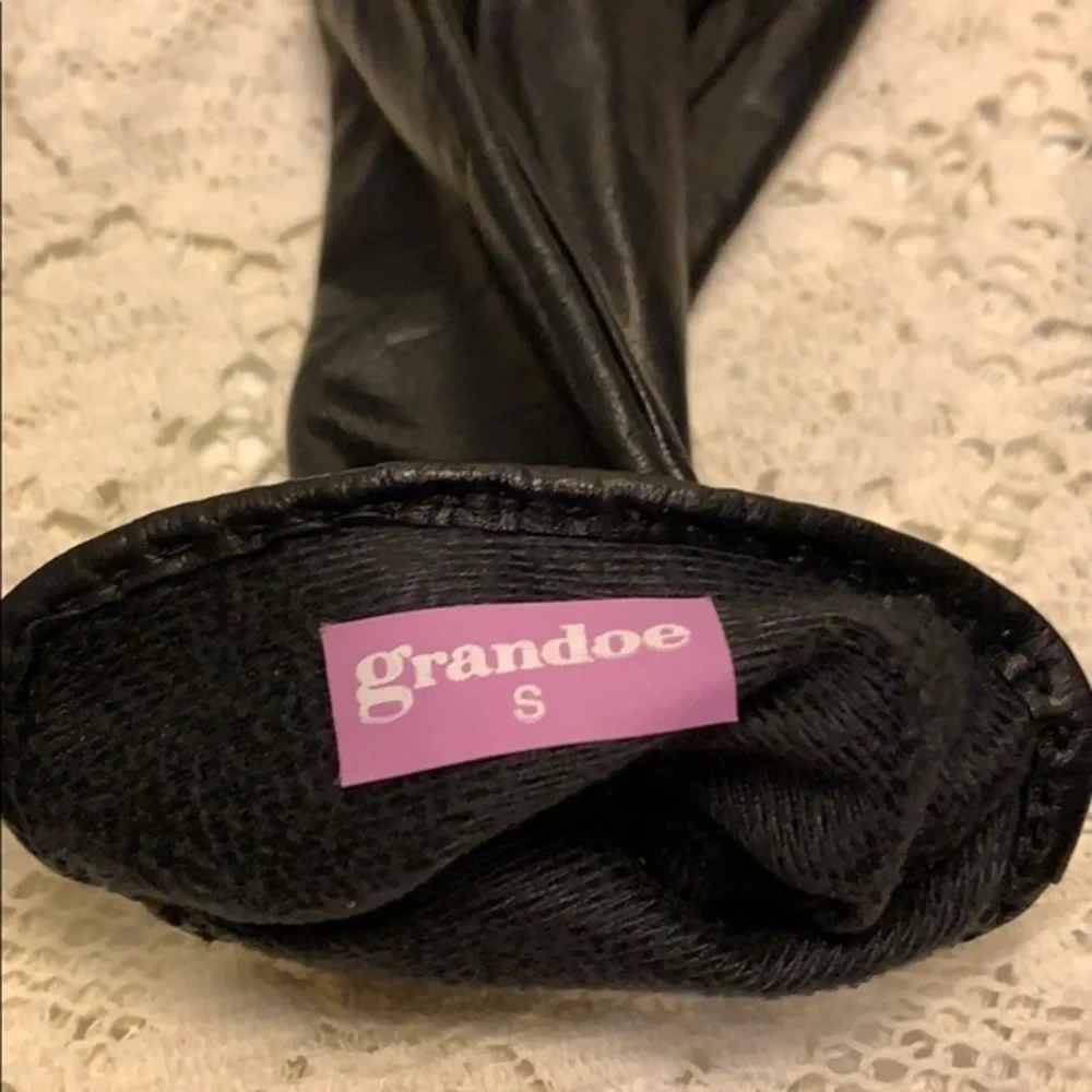 Grandoe Leather Gloves Size Small Pre owned